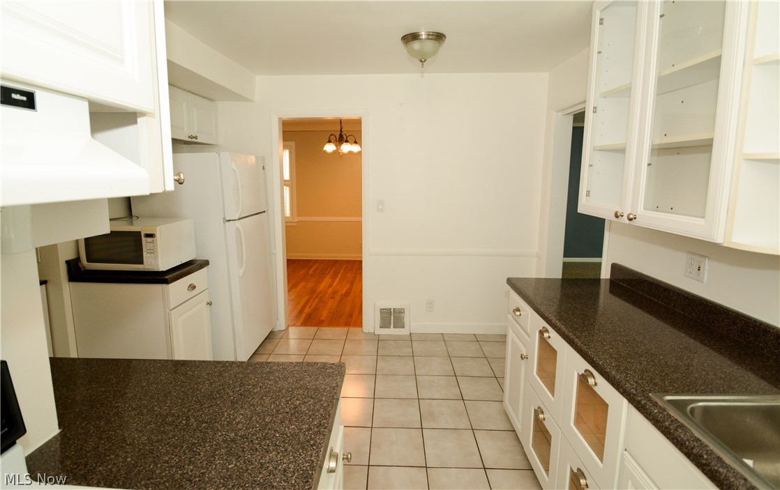 2623 Milton Road Cleveland, OH 44118 - Photo 8 of 35