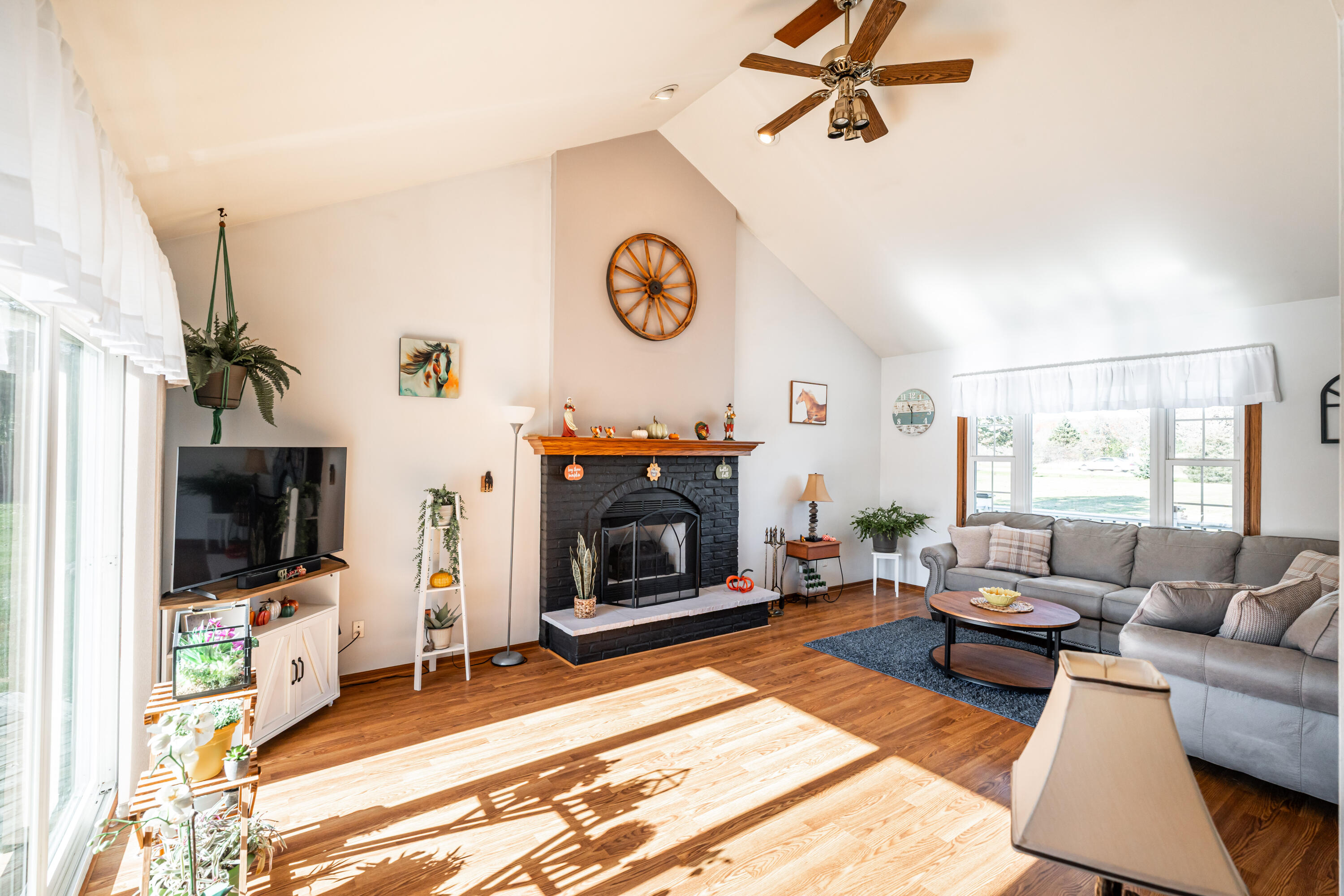 S102-w32709 County Road East Mukwonago, WI 53149 - Photo 18 of 44 Living Room
