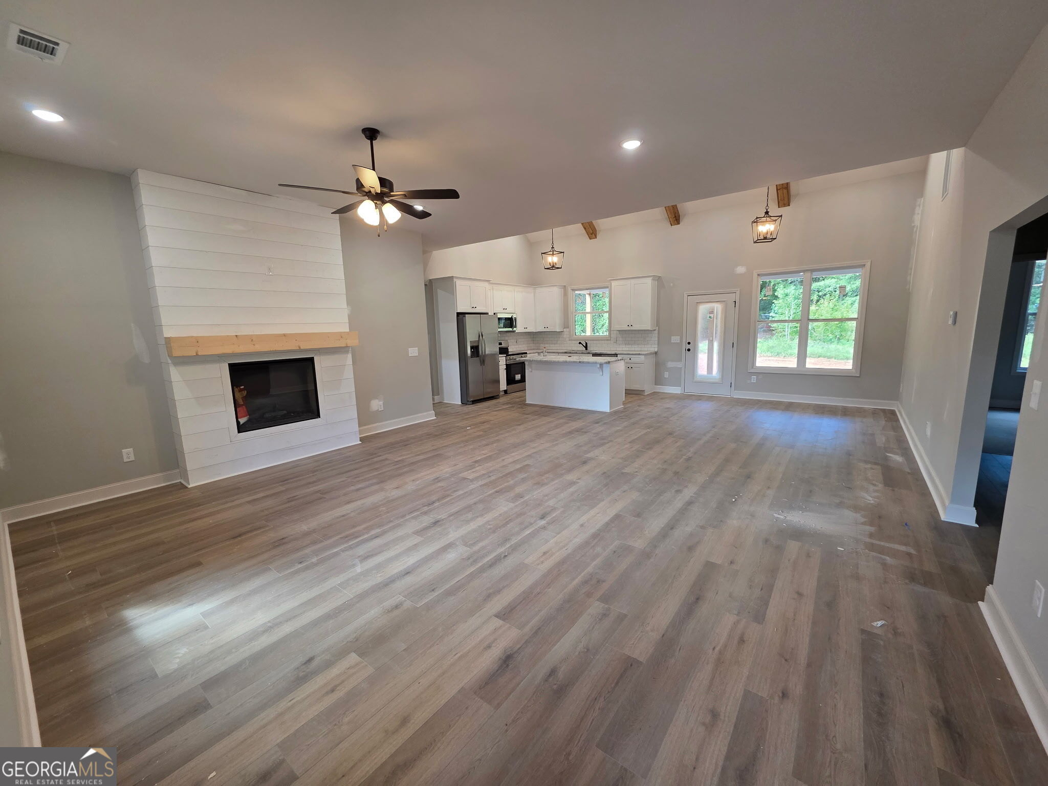440 Bob Thomas Road Jackson, GA 30233 - Photo 5 of 15 Livingroom