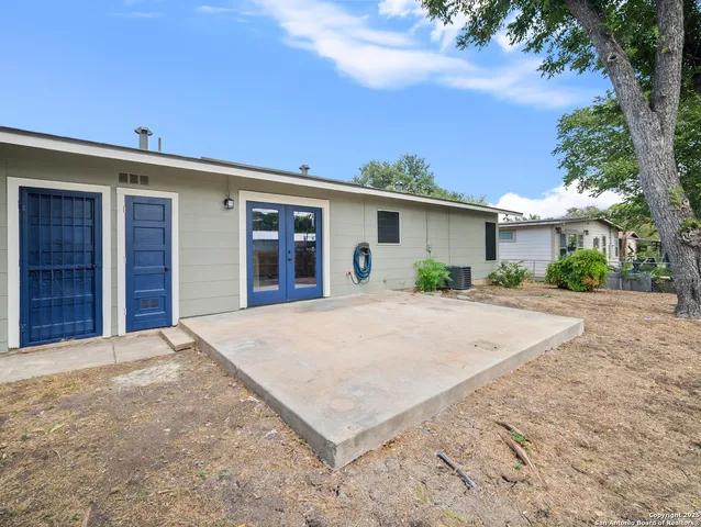 a front view of house with garage and yard