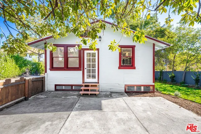 a view of a yard in front of house