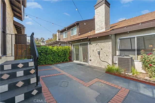 a view of backyard of the house