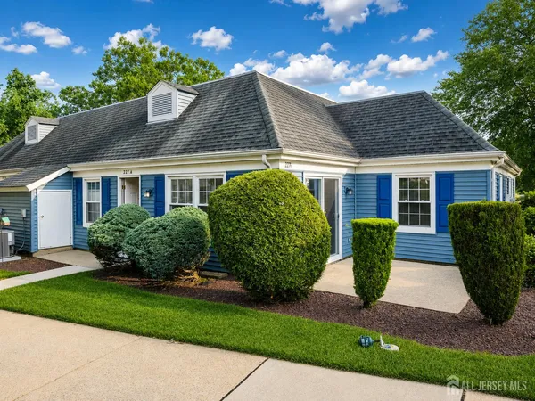 $2,050 | 227 A Manchester Lane, Monroe Township, NJ 08831