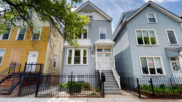 $4,200 | 1305 West Barry Avenue, Unit 2R, Chicago, IL 60657