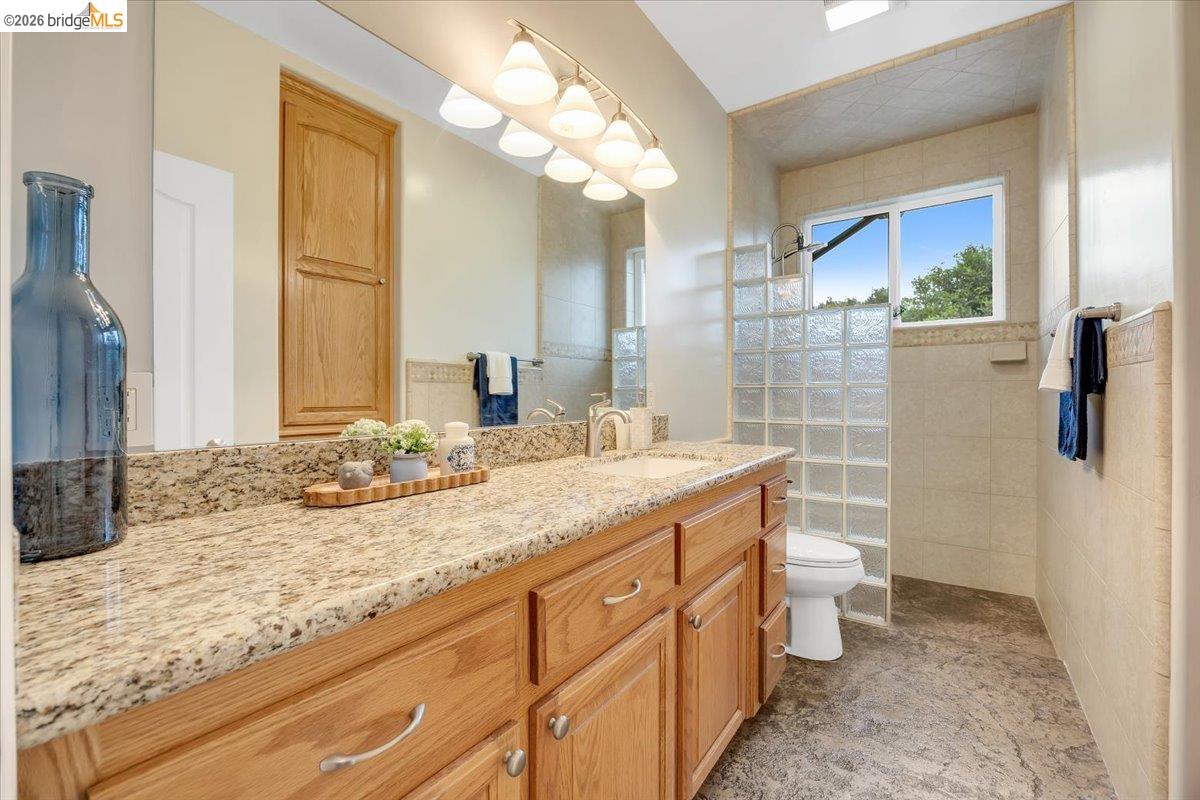 18180 Robin Ridge Road Sonora, CA 95370 - Photo 28 of 88 Bathroom in Hallway