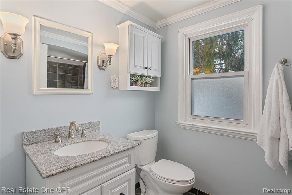 1094 Roslyn Road Grosse Pointe Woods, MI 48236 - Photo 21 of 41