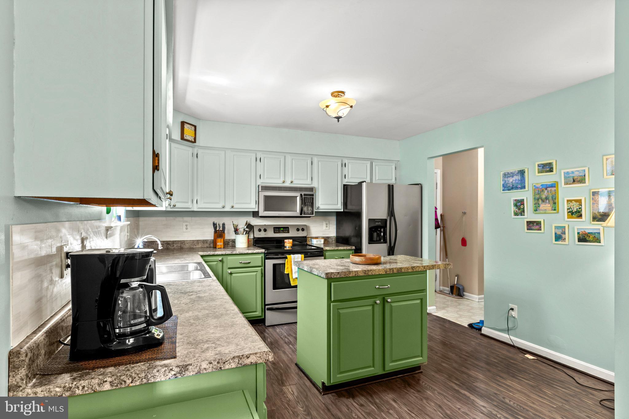 667 San Gabriel Road Lusby, MD 20657 - Photo 13 of 30 Two tone cabinets.