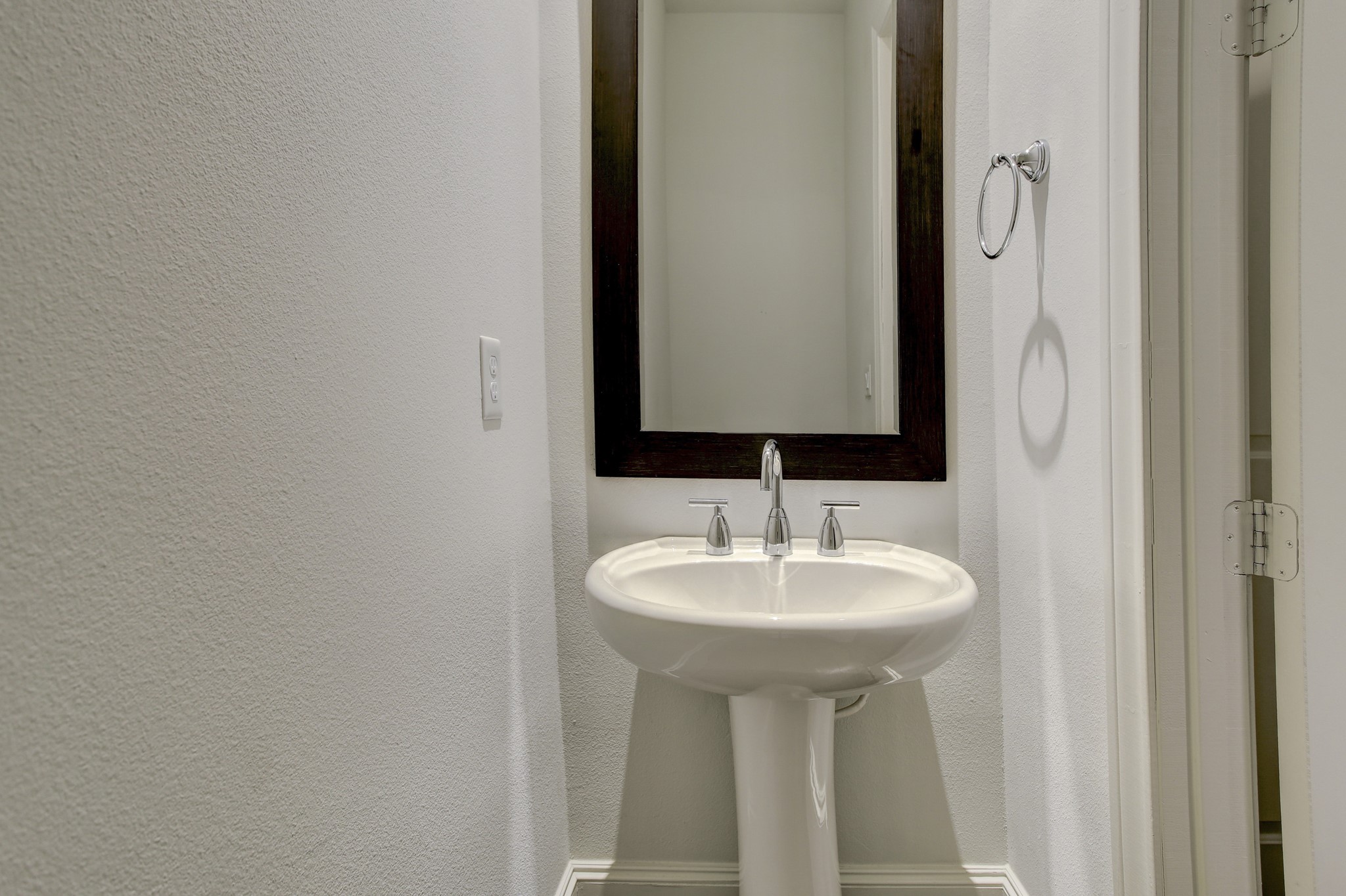 5506 Darling Street Houston, TX 77007 - Photo 8 of 23 Conveniently located 1st Floor Powder Bath.