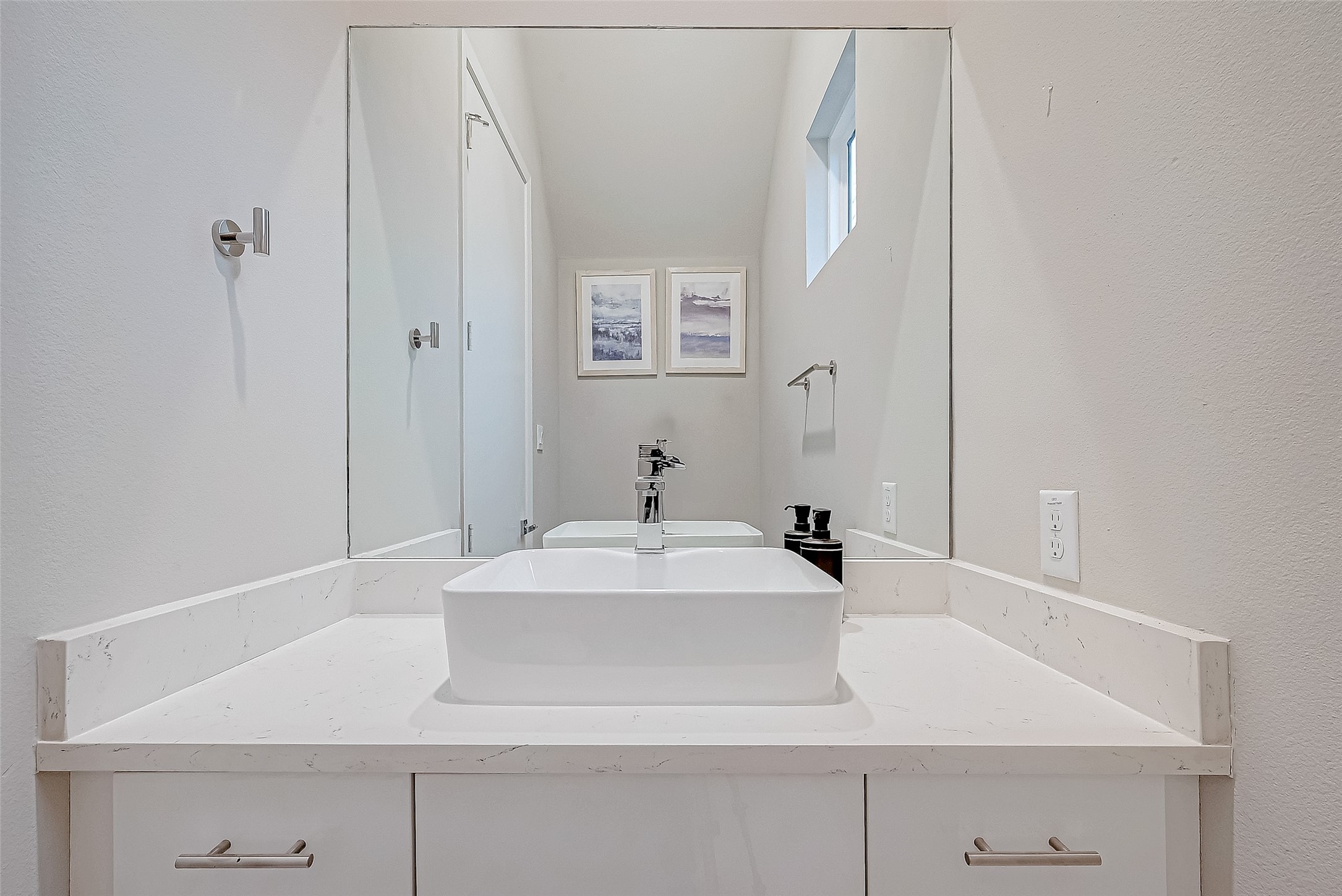 5722 Cullen Boulevard, Unit A Houston, TX 77021 - Photo 10 of 16 Convenient guest bathroom