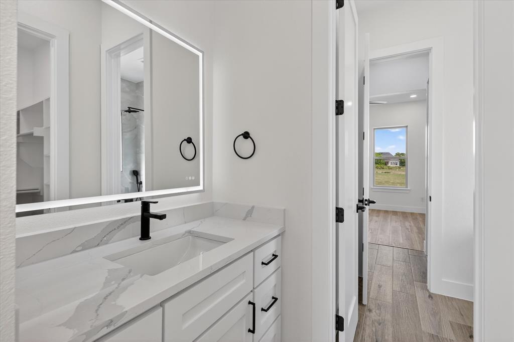 182 Briar Patch Azle, TX 76020 - Photo 27 of 36 Jack and Jill Bath