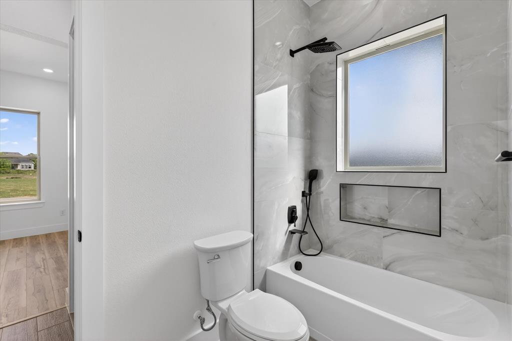 182 Briar Patch Azle, TX 76020 - Photo 28 of 36 Jack and Jill Bath