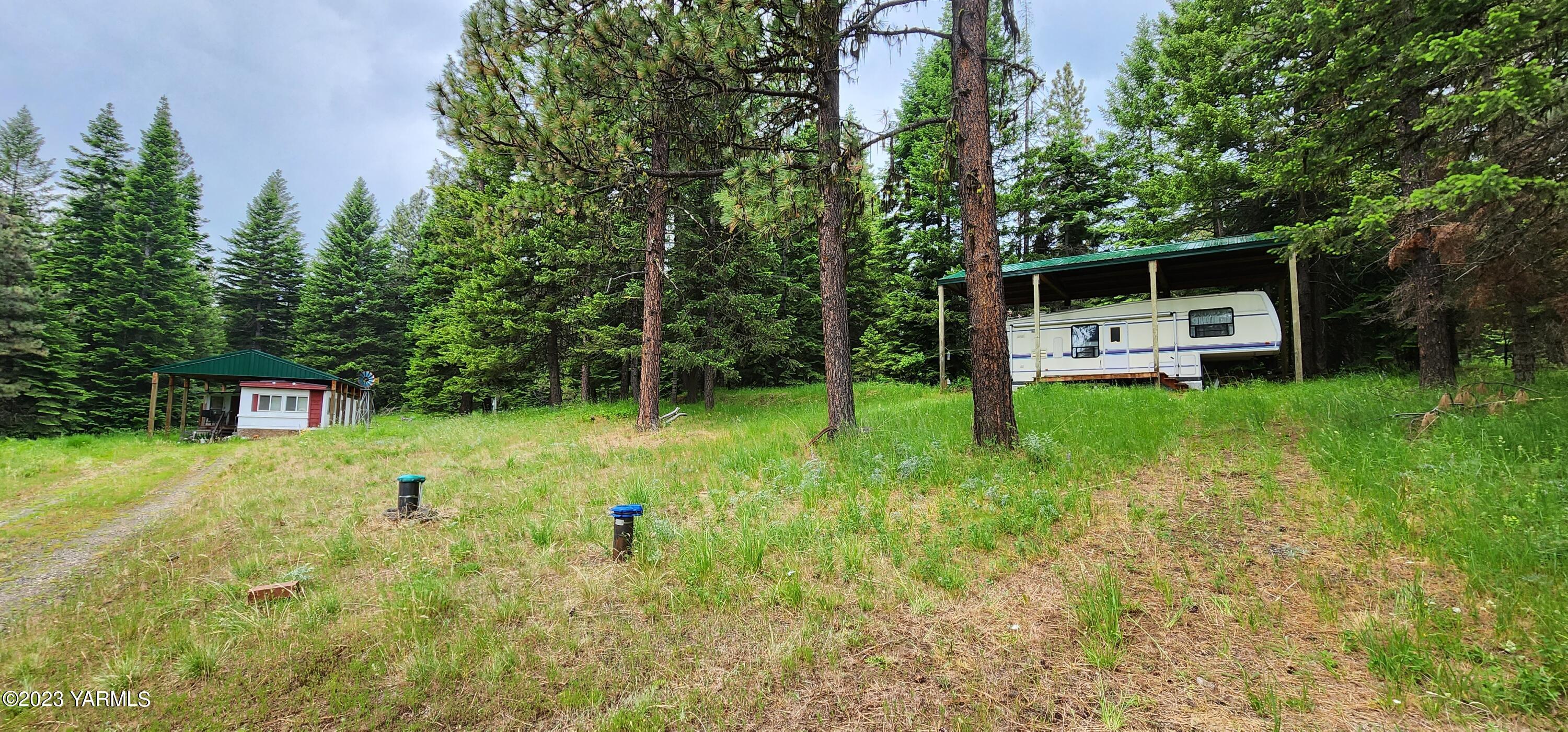 384 Cody Road Anatone, WA 99401 - Photo 27 of 33 a backyard of a house with table and chairs