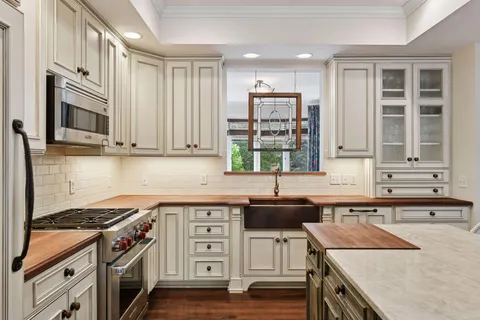 $775,000 | 311 Coventry Lane, Edina, MN 55435