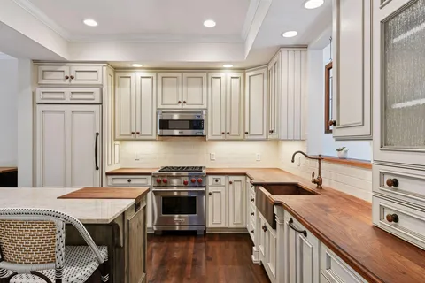 $775,000 | 311 Coventry Lane, Edina, MN 55435