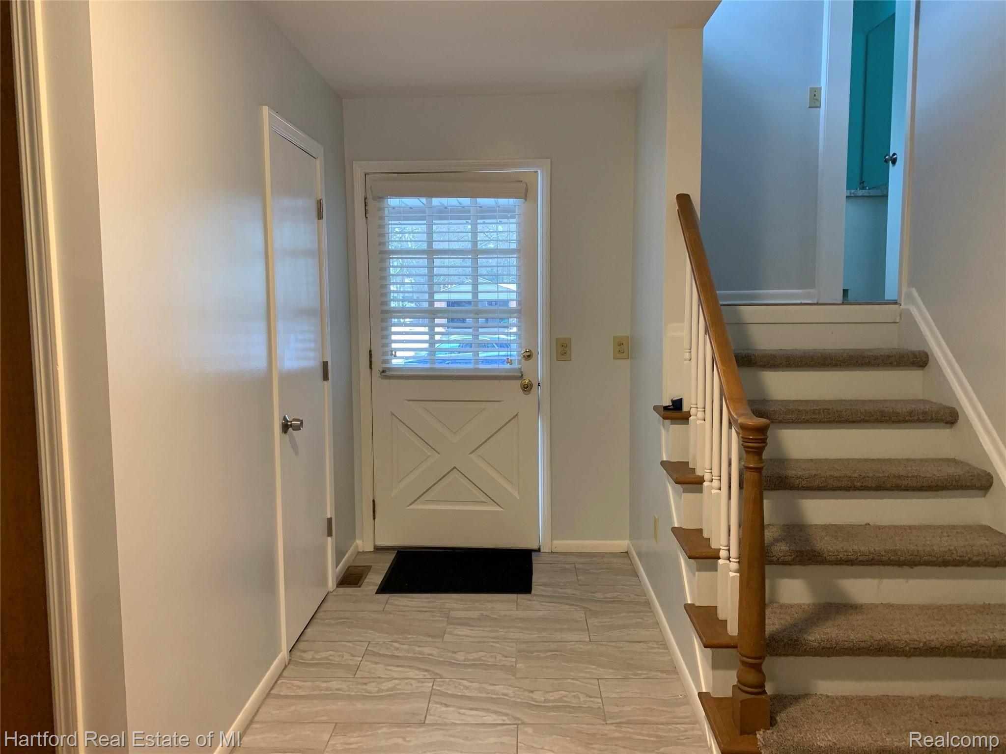 23895 Gill Road Farmington, MI 48335 - Photo 20 of 41 Front door/foyer