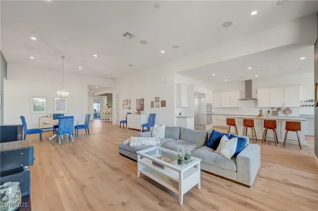 $999,000 | 3382 Creek Bend Avenue, Henderson, NV 89044