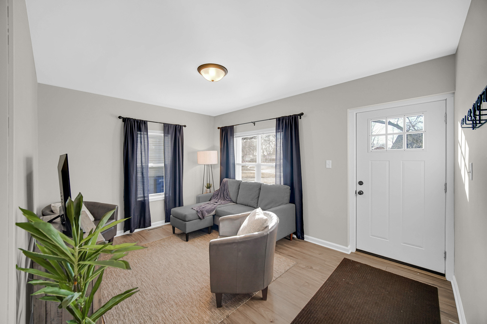 1376 Lennington Circle Northwest Kankakee, IL 60901 - Photo 4 of 16 a living room with furniture and a potted plant