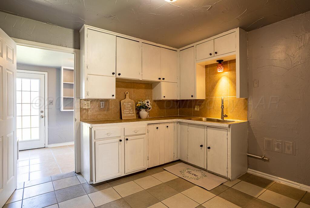 4103 Bowie Street Amarillo, TX 79110 - Photo 4 of 21 Kitchen