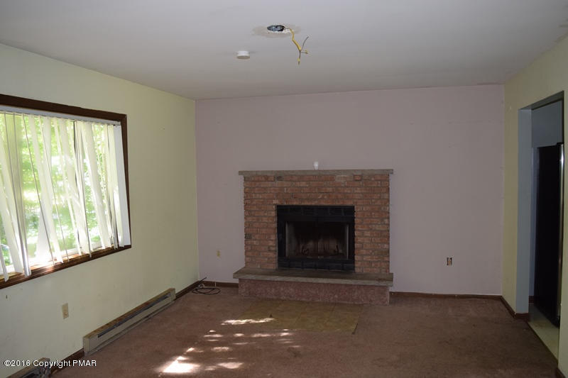 1652 Cotswald Road Tobyhanna, PA 18466 - Photo 4 of 12 DSC_0470