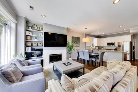 $550,000 | 1732 West Diversey Parkway, Unit 2W, Chicago, IL 60614
