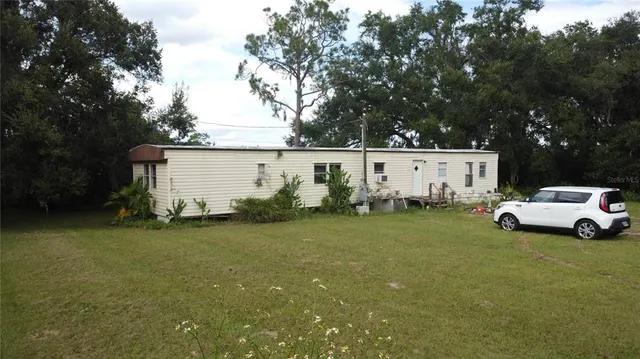 a view of a house with backyard