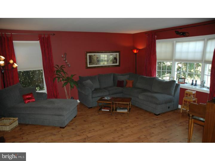 1080 Grenoble Road Warminster, PA 18974 - Photo 4 of 25 Living Room