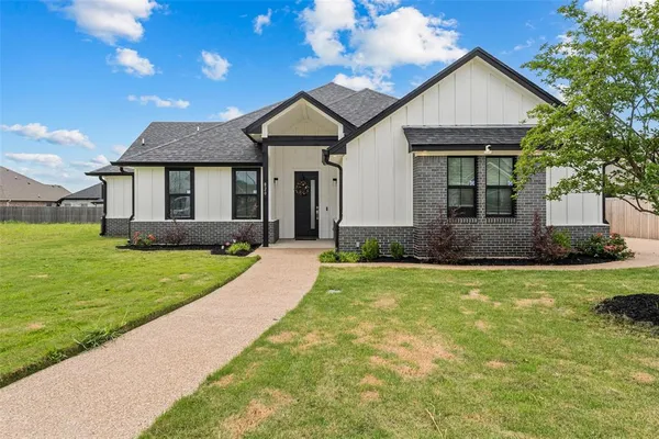 $525,000 | 820 Forward Pass Drive, Hewitt, TX 76643