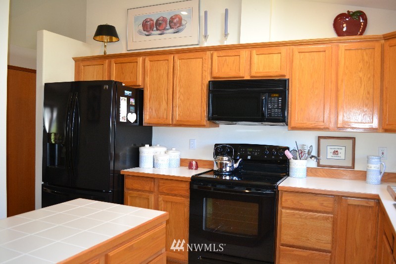 3005 200th Place Southeast Bothell, WA 98012 - Photo 4 of 8 Gallery Image 4