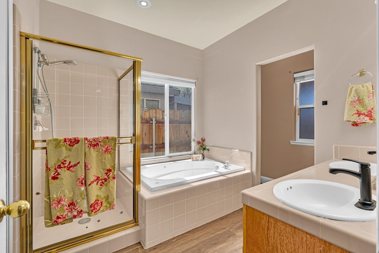 3877 Pintail Court Merced, CA 95340 - Photo 25 of 42 a bathroom with a sink a mirror and a bathtub