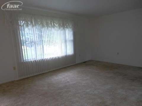 5433 Van Slyke Road Flint, MI 48507 - Photo 6 of 42 20365271-5.JPG