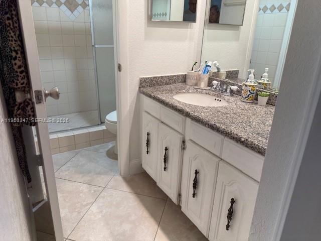 8401 West Sample Road, Unit 14 Coral Springs, FL 33065 - Photo 15 of 32 a bathroom with a sink and mirror with bathtub