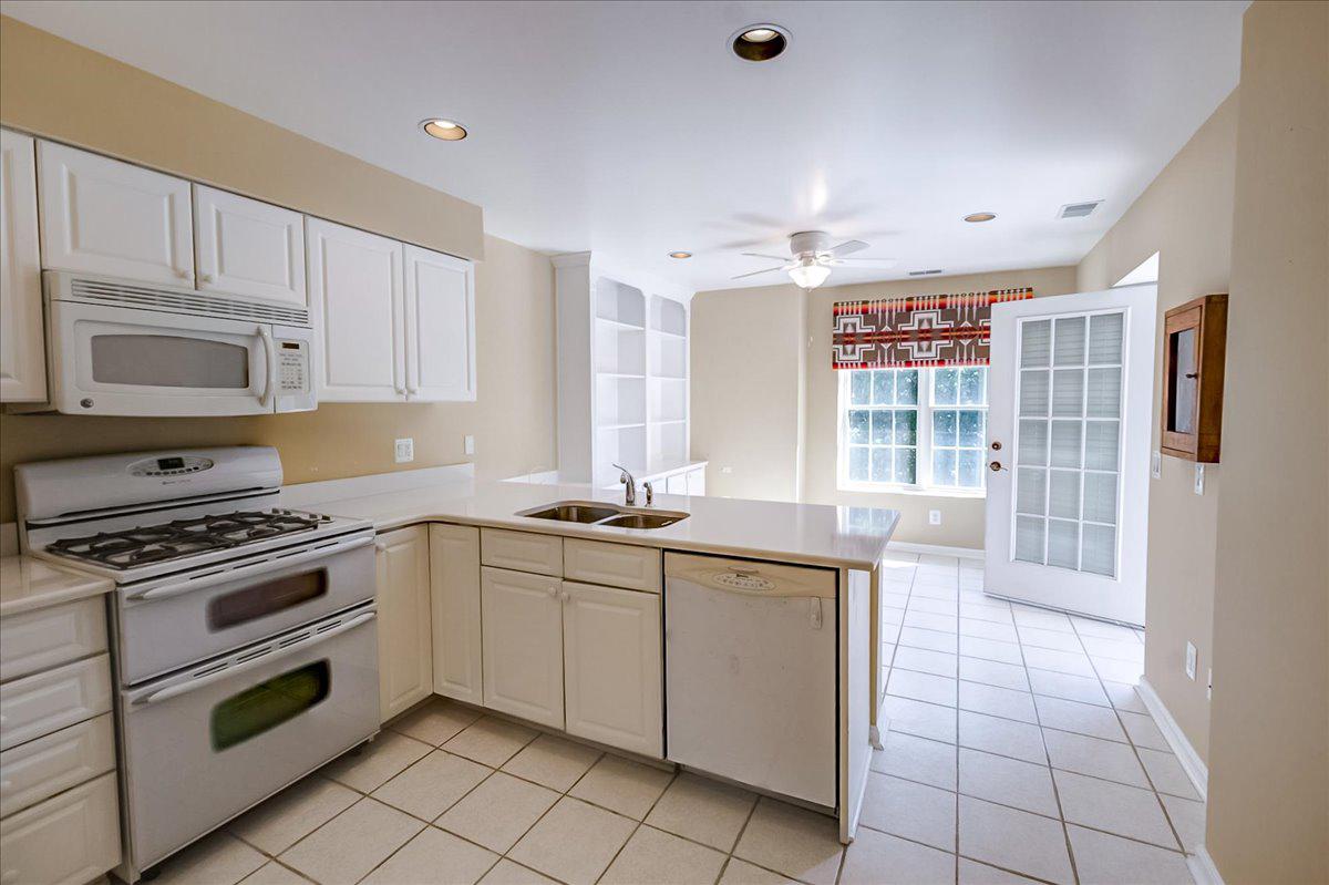 12330 Rosslare Ridge Road, Unit 406 Lutherville-Timonium, MD 21093 - Photo 17 of 37 Convenient double oven & view of eating area