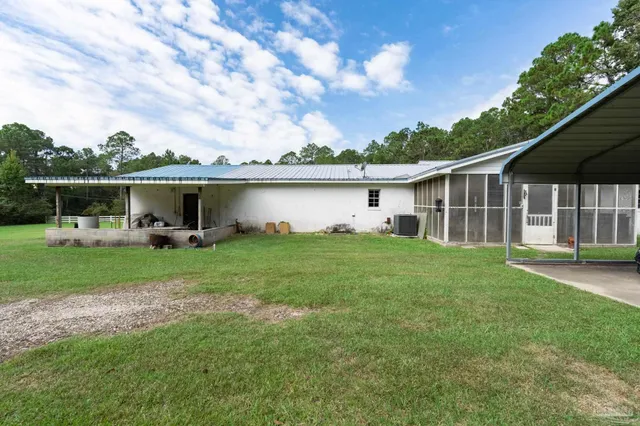a view of a house with backyard and garden
