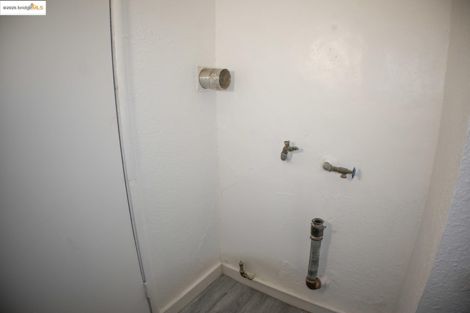 6921 Flora Street Oakland, CA 94621 - Photo 12 of 22 a close up of a shower