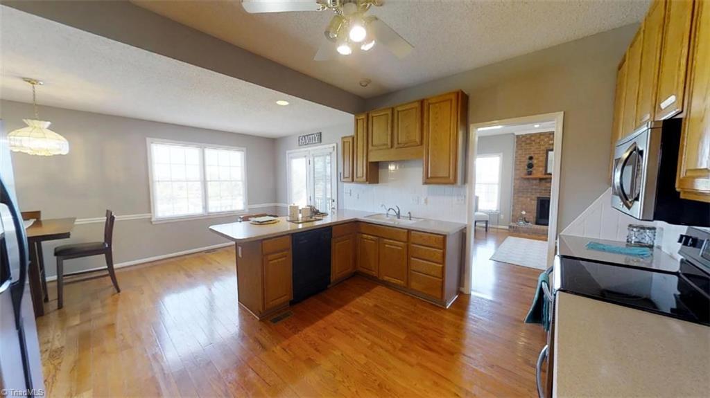 1511 Enterprise Road Lexington, NC 27295 - Photo 2 of 26 Large kitchen eat in kitchen!