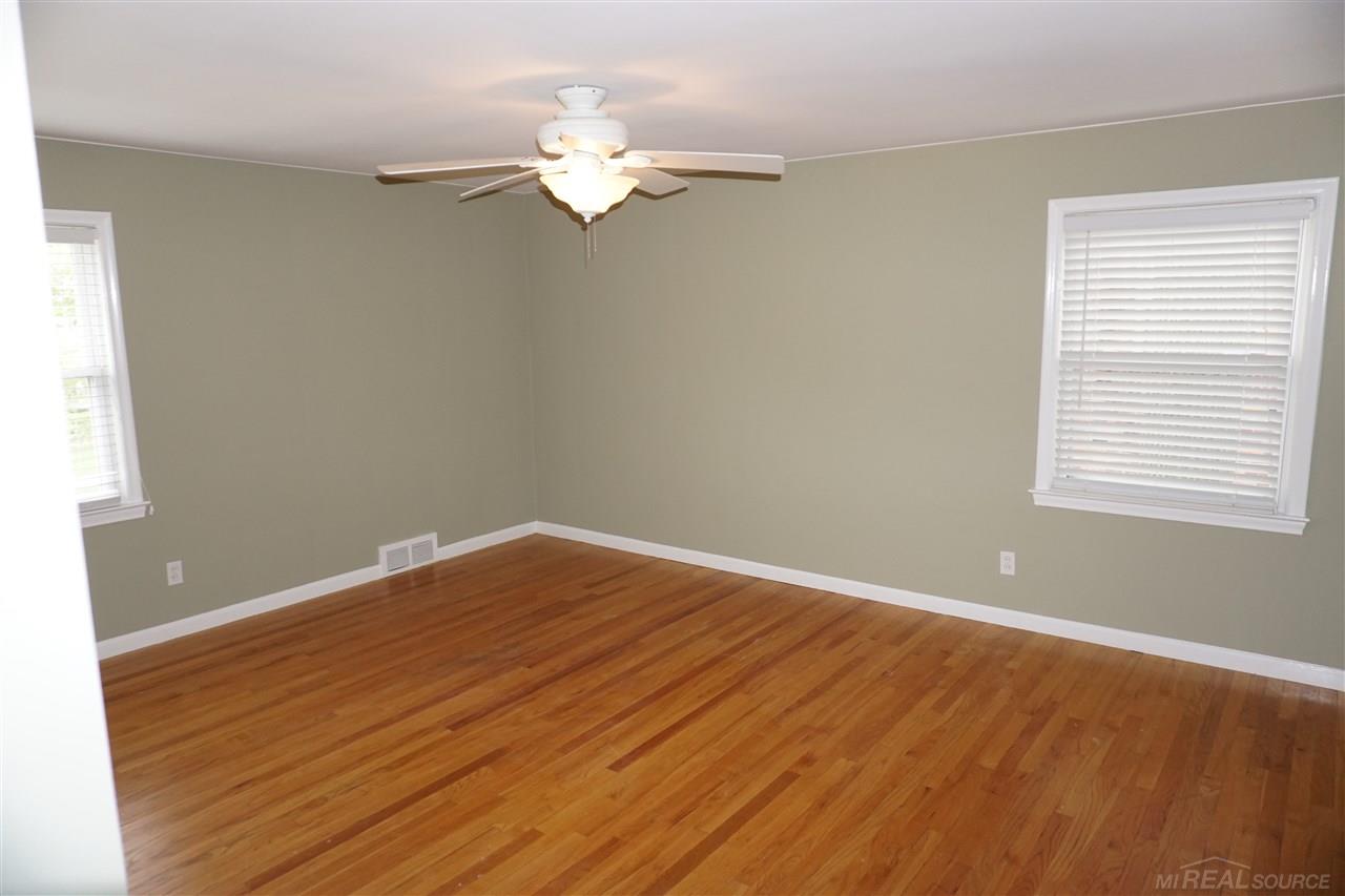1913 Severn Road Grosse Pointe, MI 48236 - Photo 16 of 24 31371619-15.JPG
