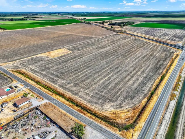 a view of a tennis court