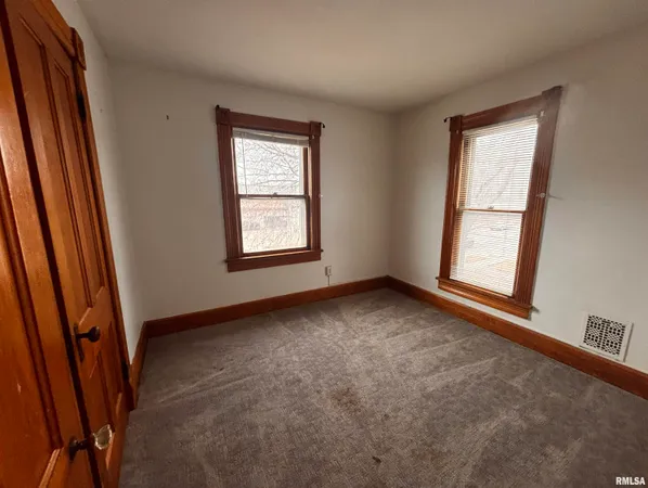 $107,500 | 581 North Seminary Street, Galesburg, IL 61401