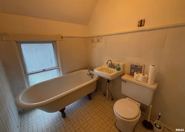 $107,500 | 581 North Seminary Street, Galesburg, IL 61401