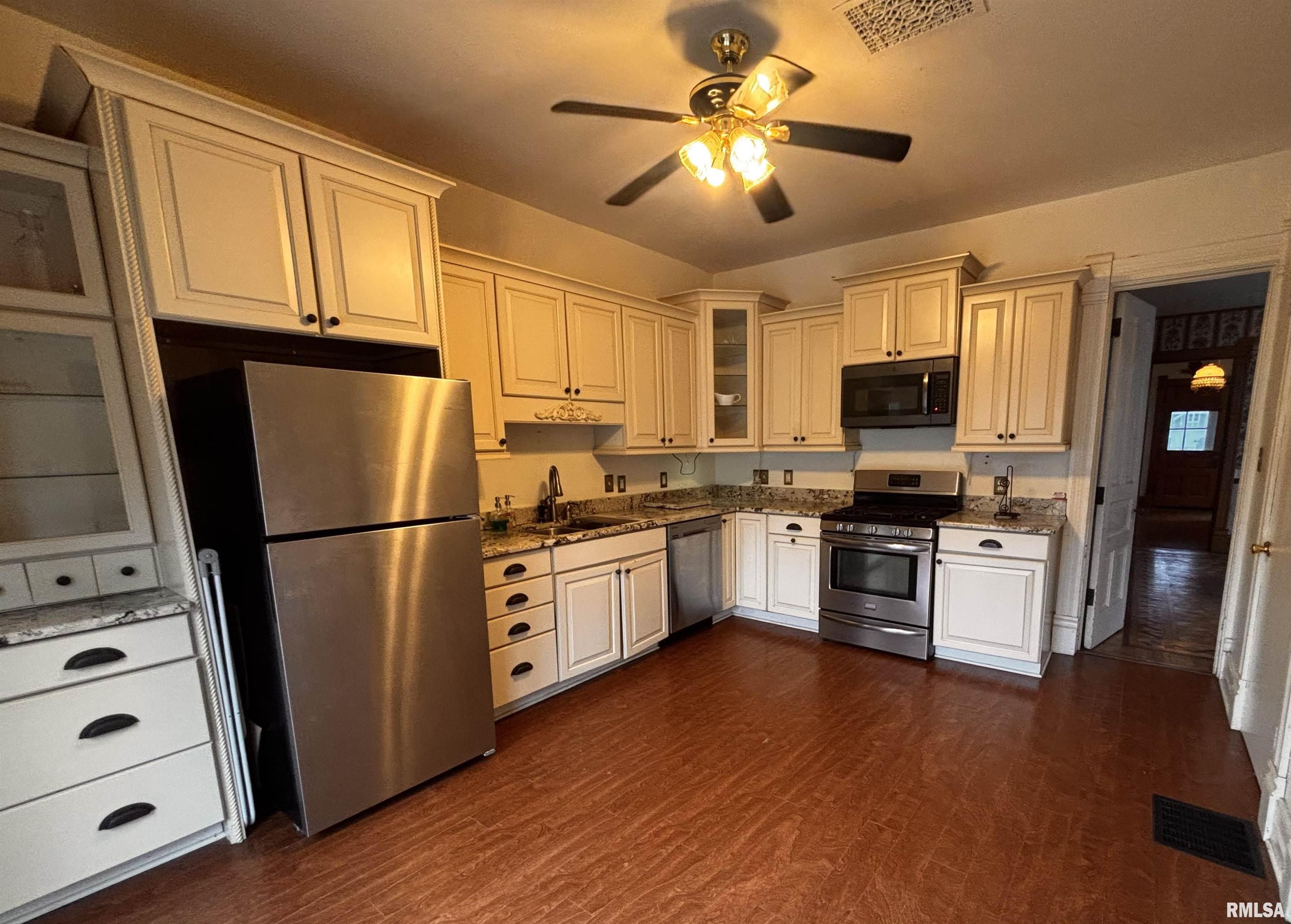 581 North Seminary Street Galesburg, IL 61401 - Photo 8 of 25