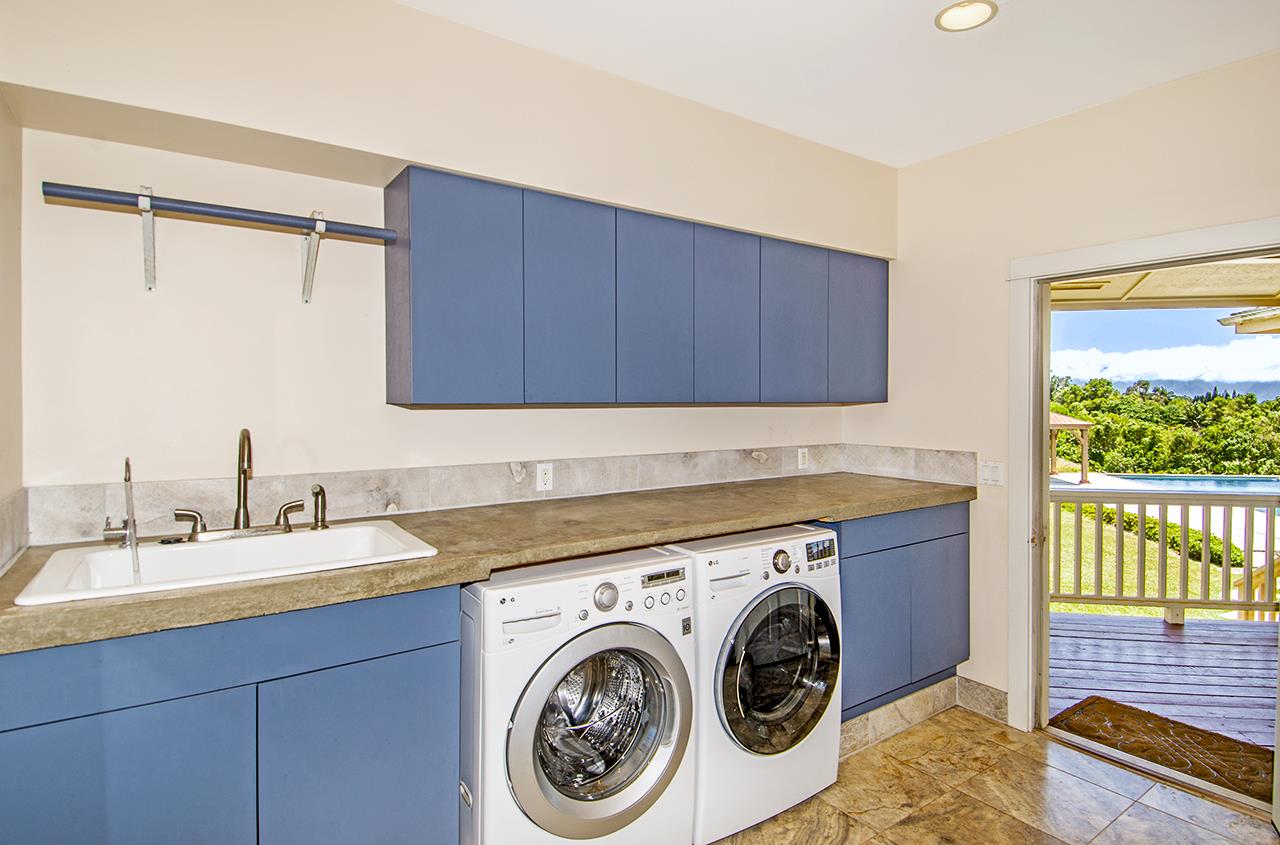230-240 Mauu Place Haiku, HI 96708 - Photo 14 of 16 a utility room with dryer and washer
