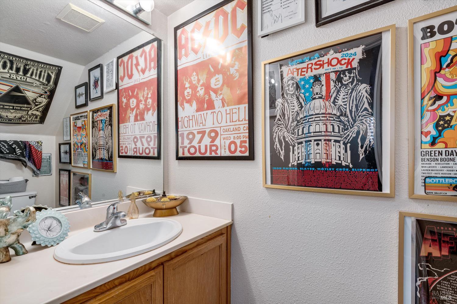 590 Laurel Grove Circle Santa Rosa, CA 95407 - Photo 25 of 44 a bathroom with a sink and a mirror