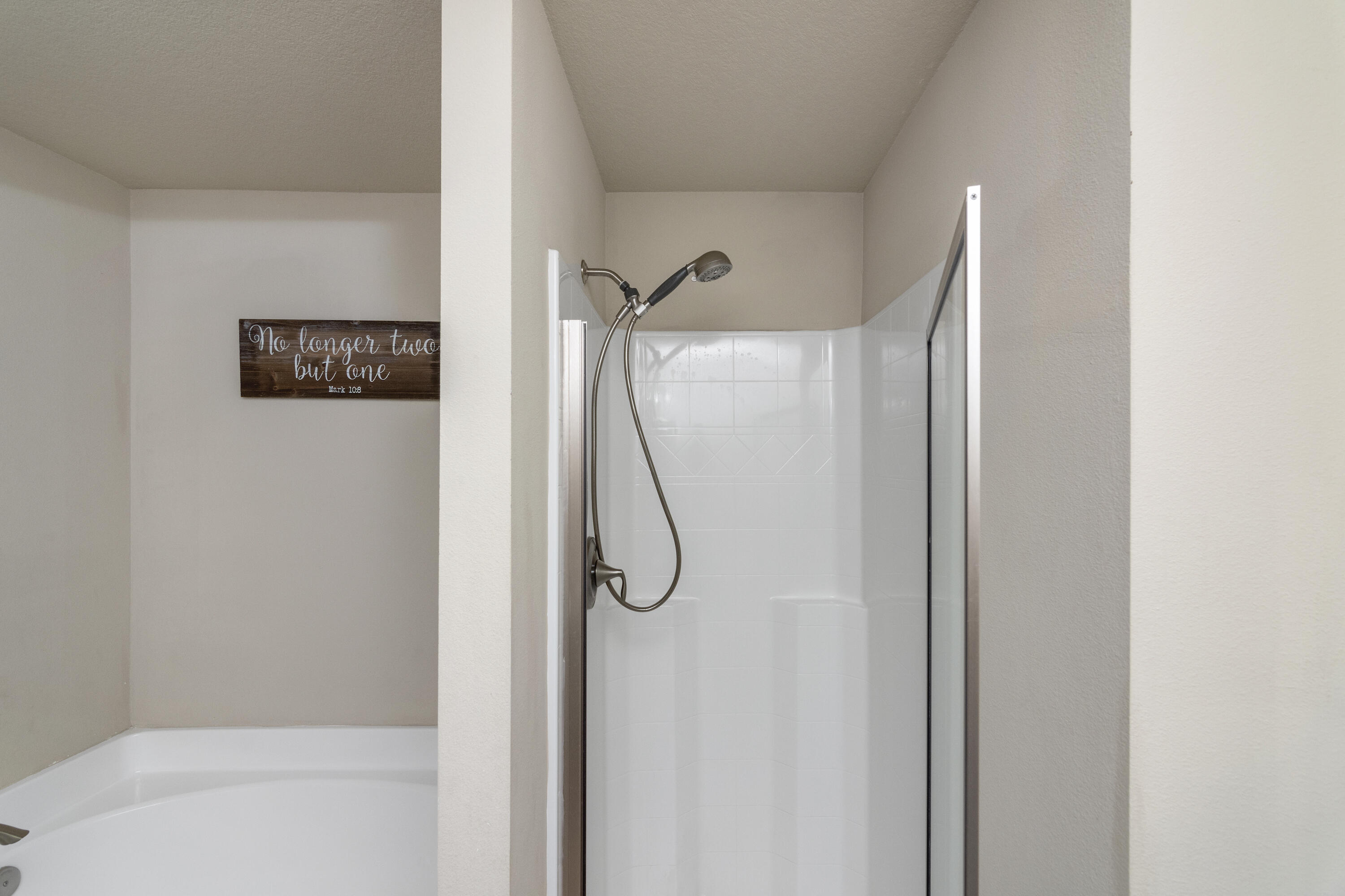 306 Gauntlet Drive Crestview, FL 32539 - Photo 18 of 32 a bathroom with a shower and a bath tub