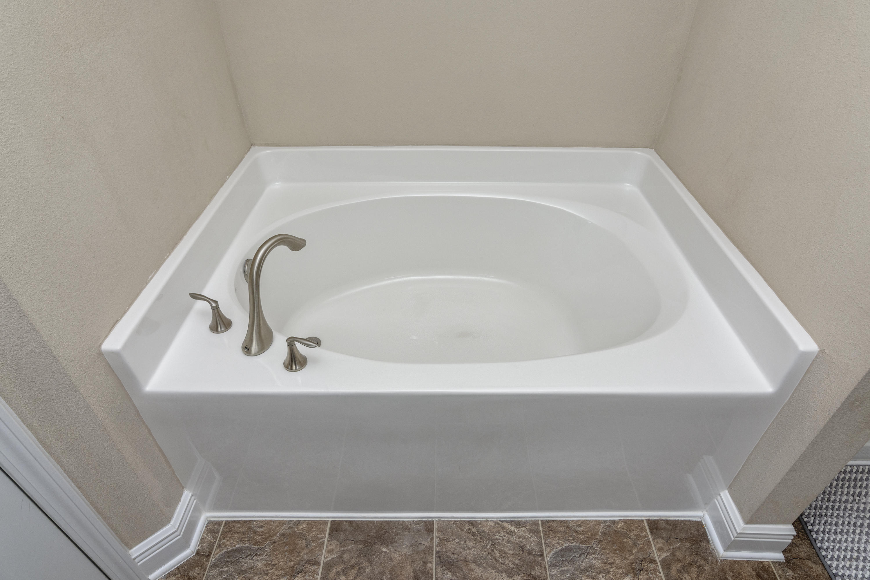 306 Gauntlet Drive Crestview, FL 32539 - Photo 19 of 32 a close up view of a bathtub in a bathroom