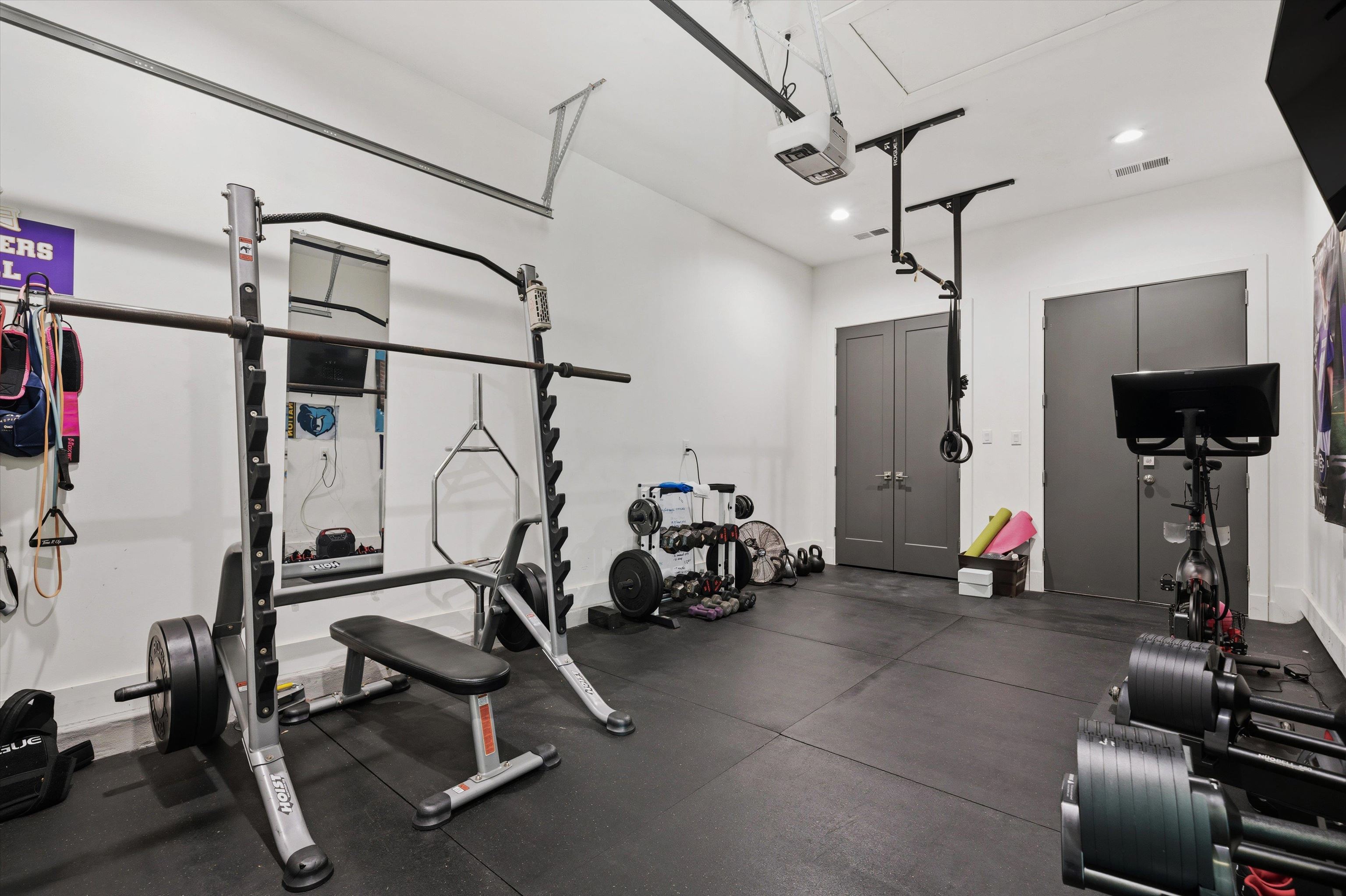 4710 Gwynne Road Memphis, TN 38117 - Photo 37 of 40 a view of a room with gym equipment