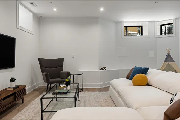 $3,199,000 | 3711 North Magnolia Avenue, Chicago, IL 60613