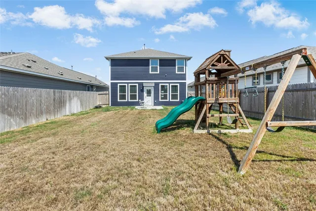 a view of a house with backyard