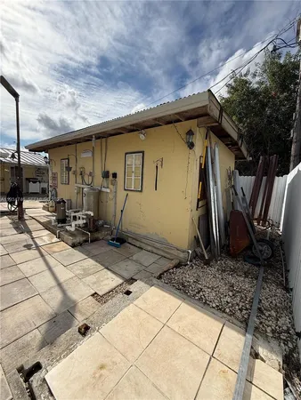 a view of a house with backyard