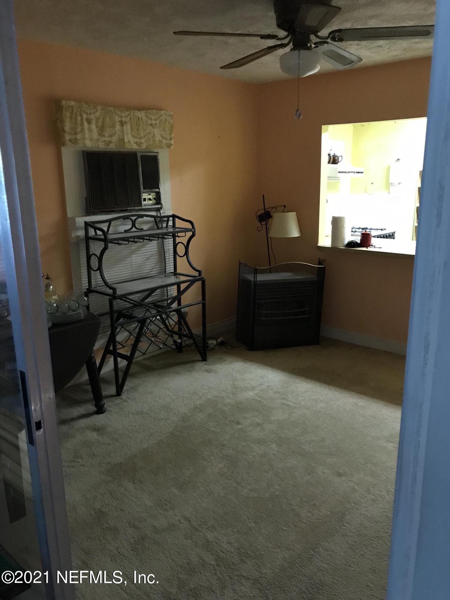 121 Silver Pond Road Crescent City, FL 32112 - Photo 15 of 26 Living Room
