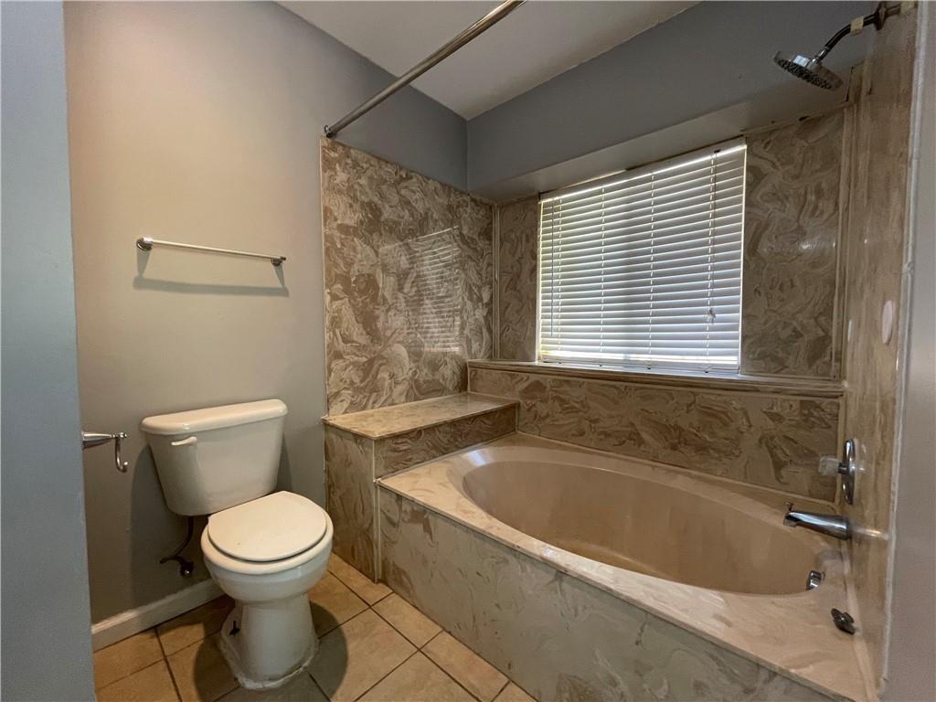 2114 Zephyr Lane Round Rock, TX 78664 - Photo 17 of 27 a bathroom with a toilet and a bathtub